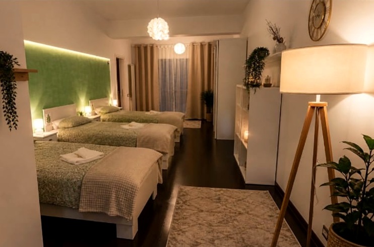 Cameră cu ambient verde și lumină caldă